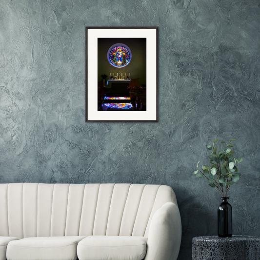 Fine-Art-Fotografie von Stanislav Shnaider, präsentiert in einem modernen Wohninterieur mit dunkler Strukturwand und heller Sitzgruppe.