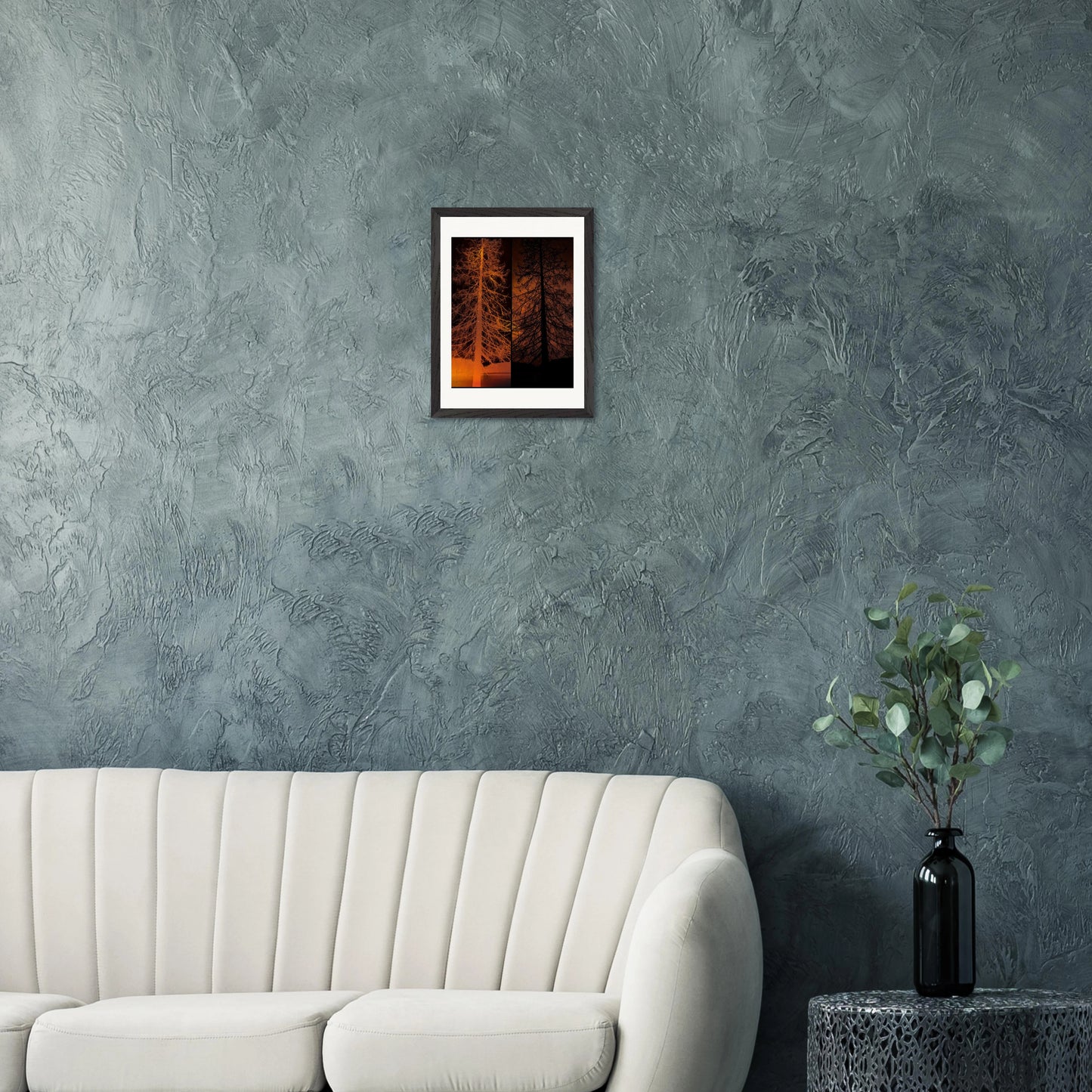 Gerahmte Fine-Art-Fotografie mit invertierter Baumstruktur in warmen orange-schwarzen Tönen als moderne Wandkunst vor strukturierter grauer Wand.