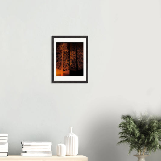 Gerahmte Fine-Art-Fotografie mit invertierter Baumstruktur in warmen orange-schwarzen Tönen als moderne Wandkunst in hellem Wohnambiente.