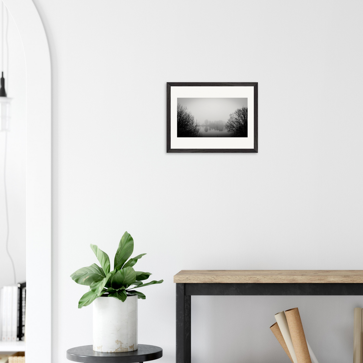 Gerahmte Schwarz-Weiß-Fotografie „Verlassen“ in einem hellen, modernen Interieur.