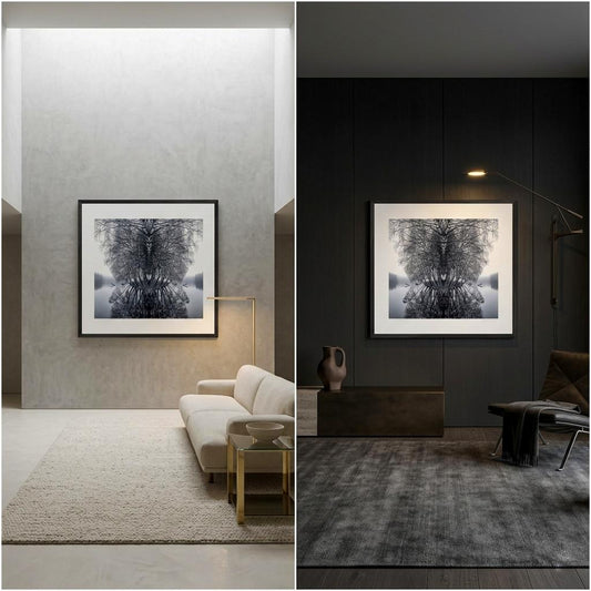 Gerahmter Fine-Art-Fotografie einer symmetrischen Waldlandschaft als Wandkunst in hellem und dunklem Wohninterieur.