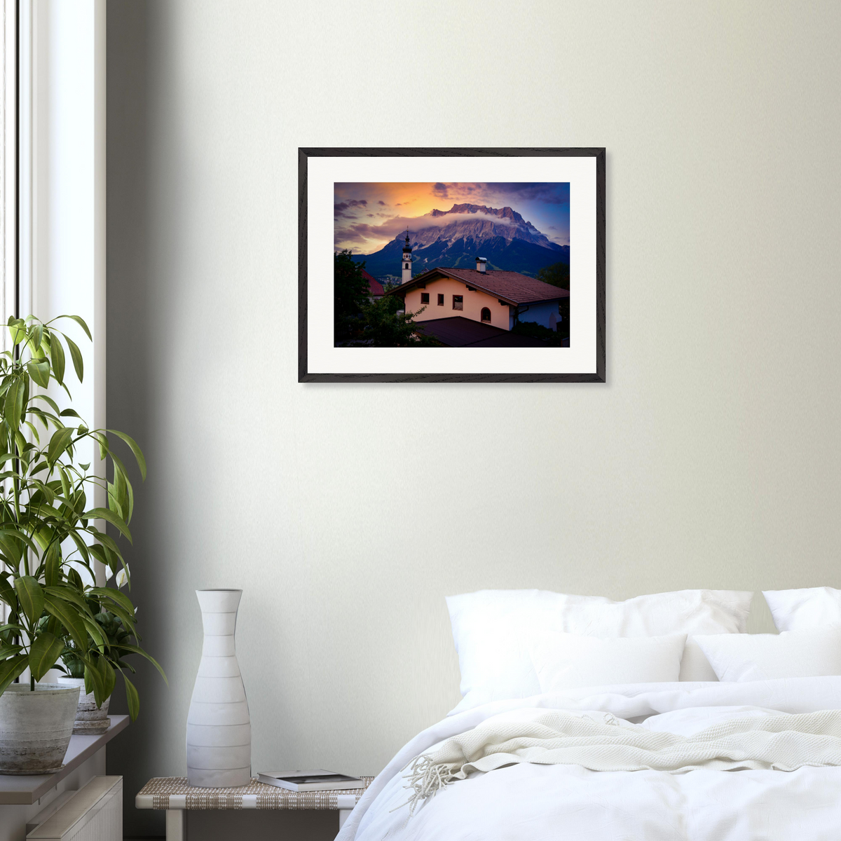 Gerahmte Fine-Art-Fotografie „Zugspitze, Österreich“ im horizontalen Format als Wandkunst in einem hellen Schlafzimmer. Fotografie von Stanislav Shnaider.