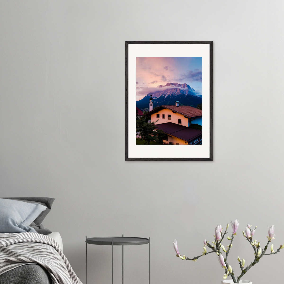 Fine-Art-Fotografie „Zugspitze, Österreich“ von Stanislav Shnaider, präsentiert in einem modernen minimalistischen Schlafzimmer mit hellem Interieur, Nachttisch und dekorativem Blütenzweig.