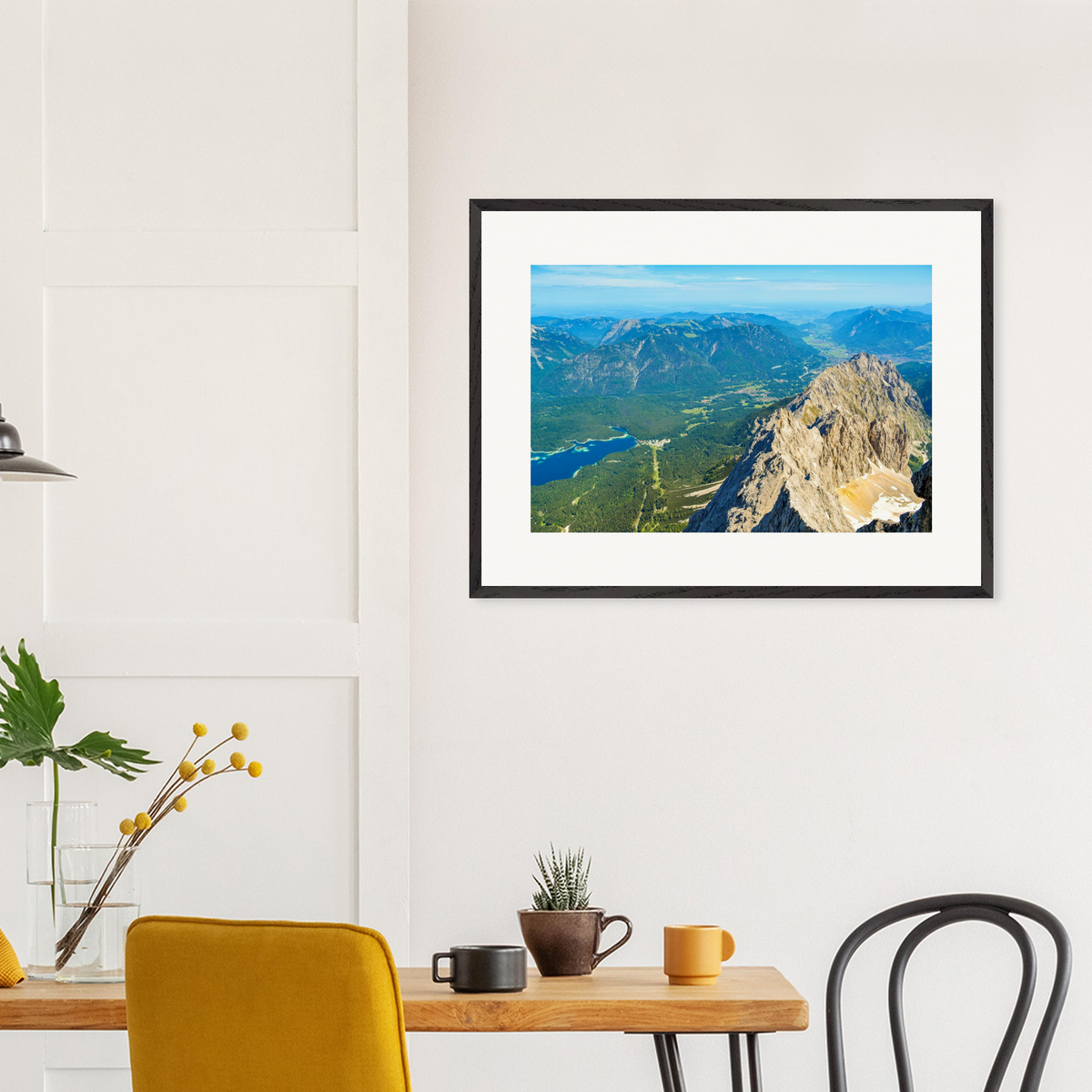 „Allgäu II“ – gerahmte horizontale Kunstfotografie von Stanislav Shnaider in einem hellen Interieur. Limitierte Fotokunst aus der Alpen-Kollektion im Format 80 × 60 cm.