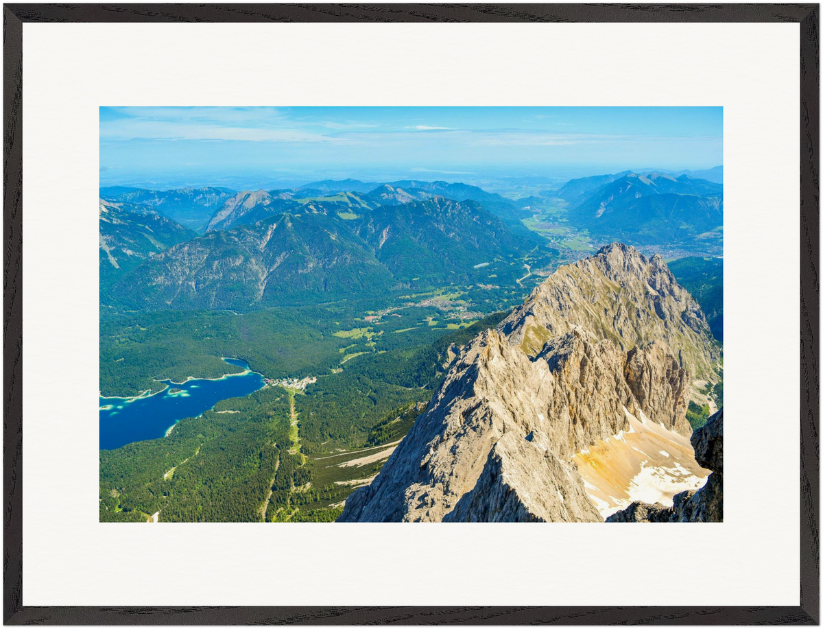 „Allgäu II“ – horizontale Fine-Art-Fotografie von Stanislav Shnaider. Weites Alpenpanorama mit felsigen Gipfeln, grünen Tälern und einem Bergsee. Limitierte Fotokunst aus der Alpen Collection im Format 80 × 60 cm.