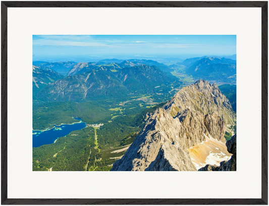 „Allgäu II“ – horizontale Fine-Art-Fotografie von Stanislav Shnaider. Weites Alpenpanorama mit felsigen Gipfeln, grünen Tälern und einem Bergsee. Limitierte Fotokunst aus der Alpen Collection im Format 80 × 60 cm.
