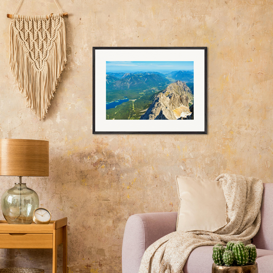 „Allgäu II“ – gerahmte horizontale Kunstfotografie von Stanislav Shnaider in einem warmen, beige gehaltenen Wohninterieur. Die limitierte Alpen-Fotografie wird als stilvolle Wandkunst in einer harmonischen Wohnatmosphäre präsentiert.