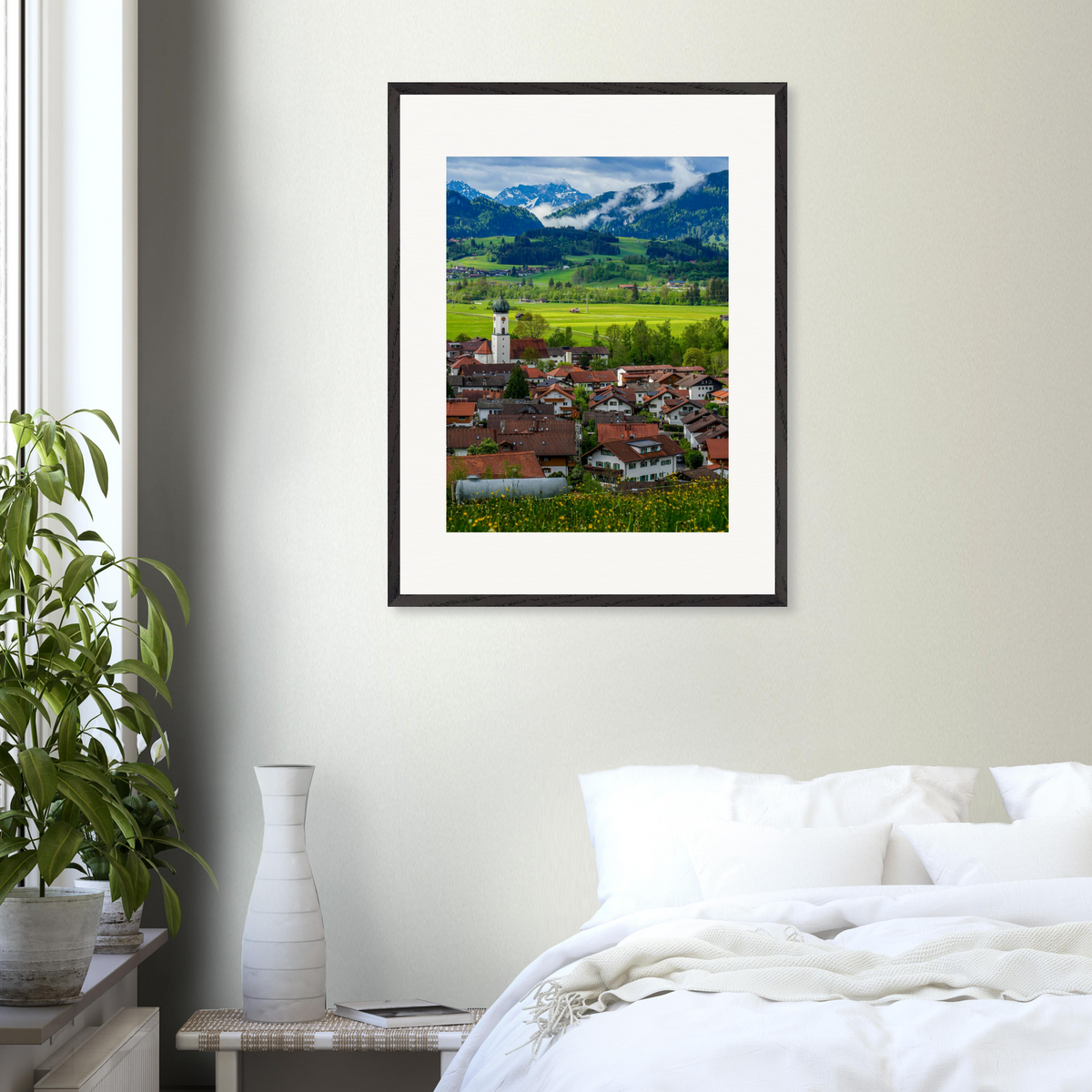„Allgäu“ – vertikale Fine-Art-Fotografie von Stanislav Shnaider in einem hellen, modernen Schlafzimmer. Gerahmte Alpenfotografie als stilvolle Wandkunst in einem ruhigen Interieur mit natürlichen Akzenten.
