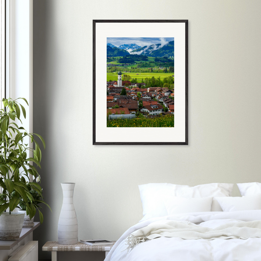 „Allgäu“ – vertikale Fine-Art-Fotografie von Stanislav Shnaider in einem hellen, modernen Schlafzimmer. Gerahmte Alpenfotografie als stilvolle Wandkunst in einem ruhigen Interieur mit natürlichen Akzenten.
