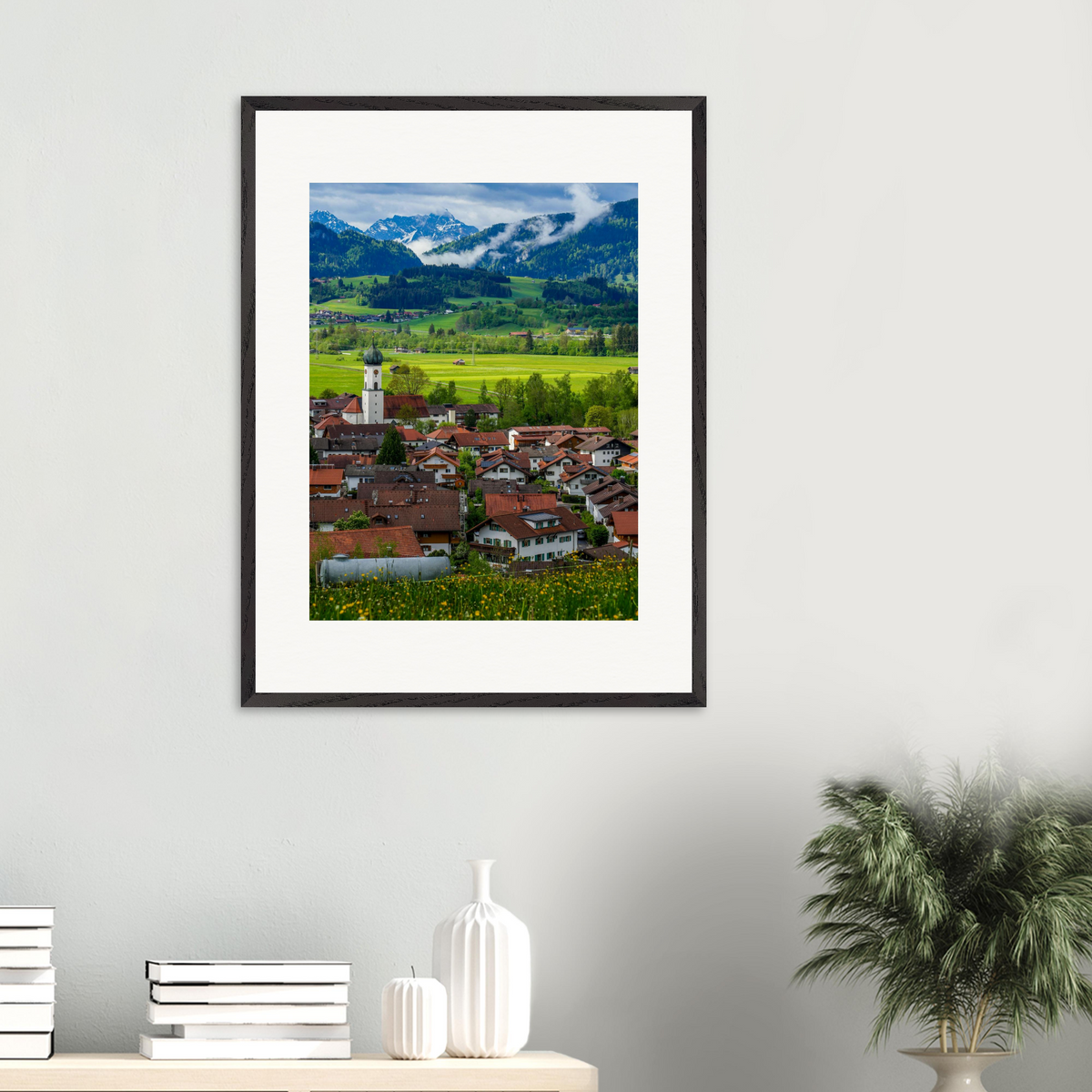 „Allgäu“ – gerahmte vertikale Kunstfotografie von Stanislav Shnaider in einem hellen, modernen Interieur. Limitierte Alpenfotografie als stilvolle Wandkunst im Format 60 × 80 cm, vertikal.