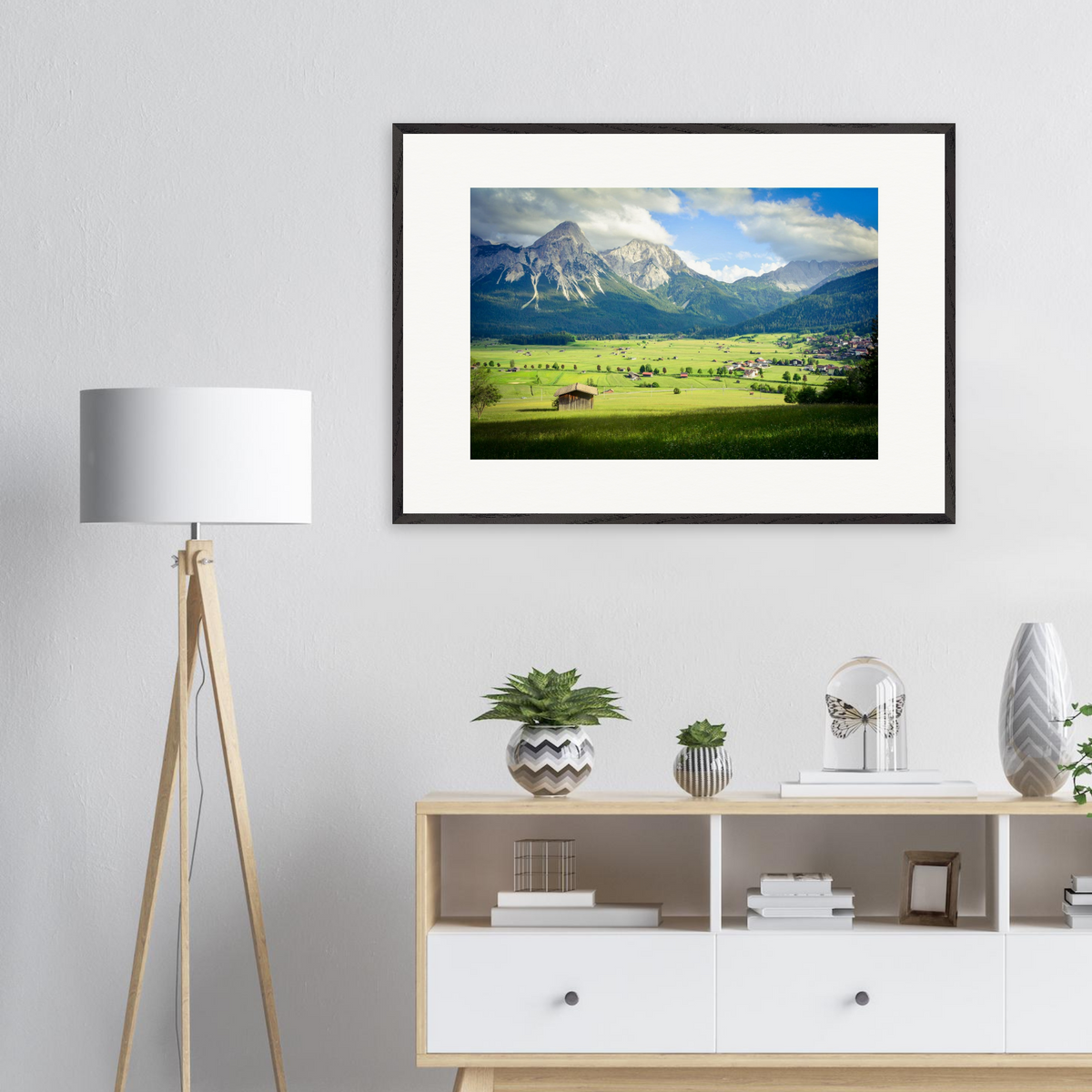 „Das Tal der Einhörner“ – limitierte Fine-Art-Fotografie von Stanislav Shnaider im Holzrahmen als Wandbild in einem hellen modernen Wohninterieur. Format 70 × 100 cm.