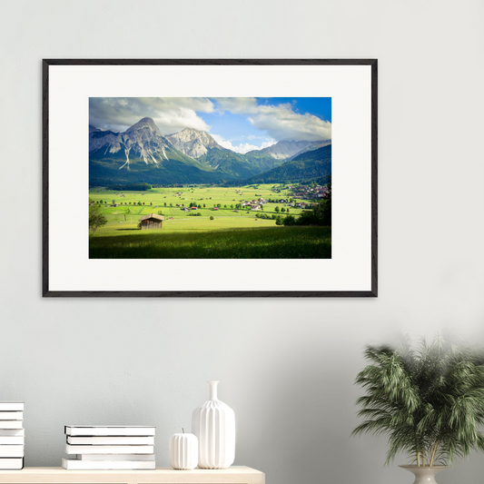„Das Tal der Einhörner“ – limitierte Fine-Art-Fotografie von Stanislav Shnaider im Holzrahmen, präsentiert in einem modernen Interieur. Format 70 × 100 cm.