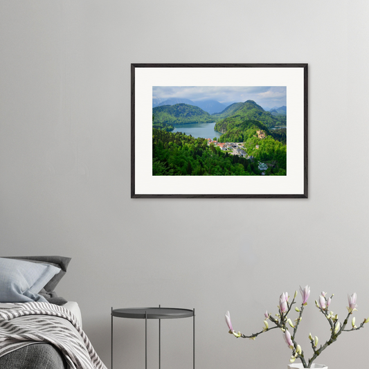 „Das Tal der Schlösser“ – gerahmte Fine-Art-Fotografie von Stanislav Shnaider in einem modernen hellen Interieur. Bayerische Alpen, Seen und bewaldete Berge. Limitierte Fotokunst im Format 60 × 80 cm.