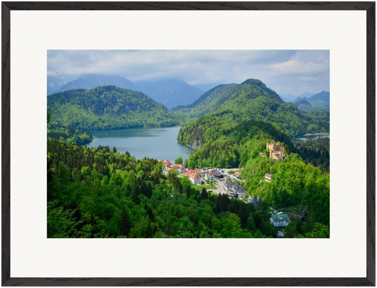 „Das Tal der Schlösser“ – horizontale Fine-Art-Fotografie von Stanislav Shnaider. Eine weite Landschaft der Bayerischen Alpen mit Seen, bewaldeten Bergen und historischen Schlössern. Limitierte Fotokunst im Format 60 × 80 cm.