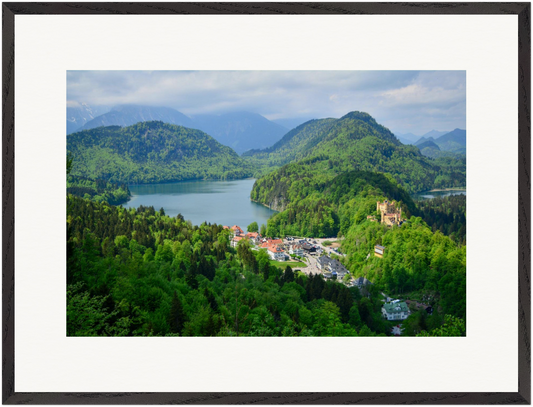 „Das Tal der Schlösser“ – horizontale Fine-Art-Fotografie von Stanislav Shnaider. Eine weite Landschaft der Bayerischen Alpen mit Seen, bewaldeten Bergen und historischen Schlössern. Limitierte Fotokunst im Format 60 × 80 cm.