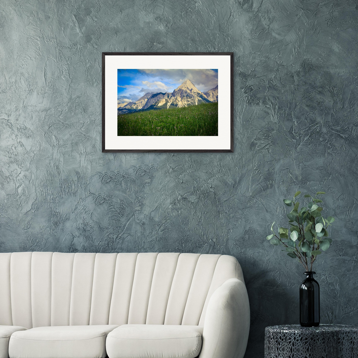 „Das Ursprüngliche“ – gerahmte horizontale Kunstfotografie von Stanislav Shnaider in einem dunklen, modernen Interieur. Limitierte Kunstfotografie aus der Alpen-Kollektion im horizontalen Format, Größe 80 × 60 cm.