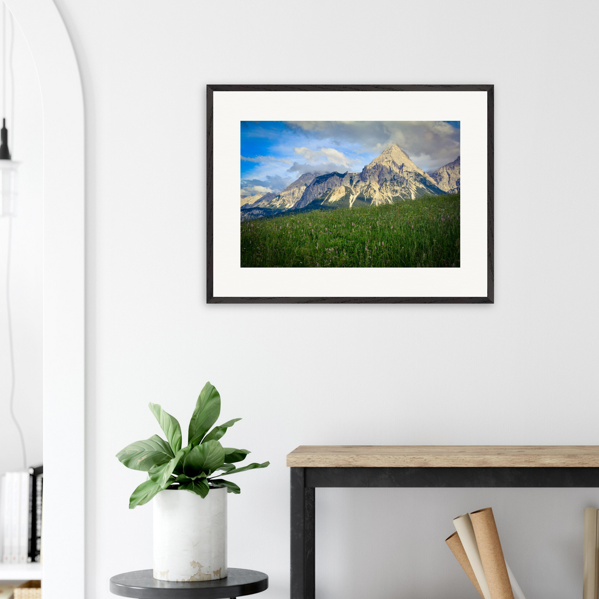 „Das Ursprüngliche“ – gerahmte horizontale Kunstfotografie von Stanislav Shnaider in einem hellen, modernen Interieur. Limitierte Kunstfotografie aus der Alpen-Kollektion im horizontalen Format, Größe 80 × 60 cm.