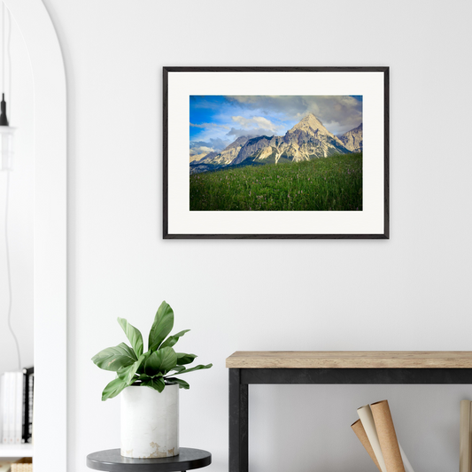 „Das Ursprüngliche“ – gerahmte horizontale Kunstfotografie von Stanislav Shnaider in einem hellen, modernen Interieur. Limitierte Kunstfotografie aus der Alpen-Kollektion im horizontalen Format, Größe 80 × 60 cm.
