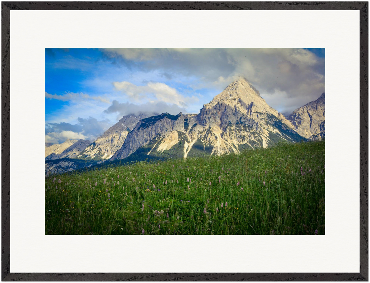 „Das Ursprüngliche“ – horizontale Kunstfotografie von Stanislav Shnaider. Alpine Berglandschaft mit markanten Felsgipfeln, grünen Bergwiesen und weitem Himmel. Limitierte Fotokunst aus der Alpen-Kollektion im Format 80 × 60 cm.