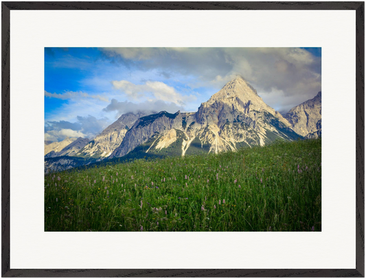 „Das Ursprüngliche“ – horizontale Kunstfotografie von Stanislav Shnaider. Alpine Berglandschaft mit markanten Felsgipfeln, grünen Bergwiesen und weitem Himmel. Limitierte Fotokunst aus der Alpen-Kollektion im Format 80 × 60 cm.