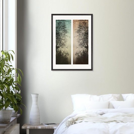 „Davor und Danach“ – gerahmte vertikale Kunstfotografie von Stanislav Shnaider in einem hellen, modernen Interieur. Limitierte experimentelle Fotokunst mit zwei gegenübergestellten Waldmotiven in Grün- und Ockertönen, Format 50 × 70 cm.