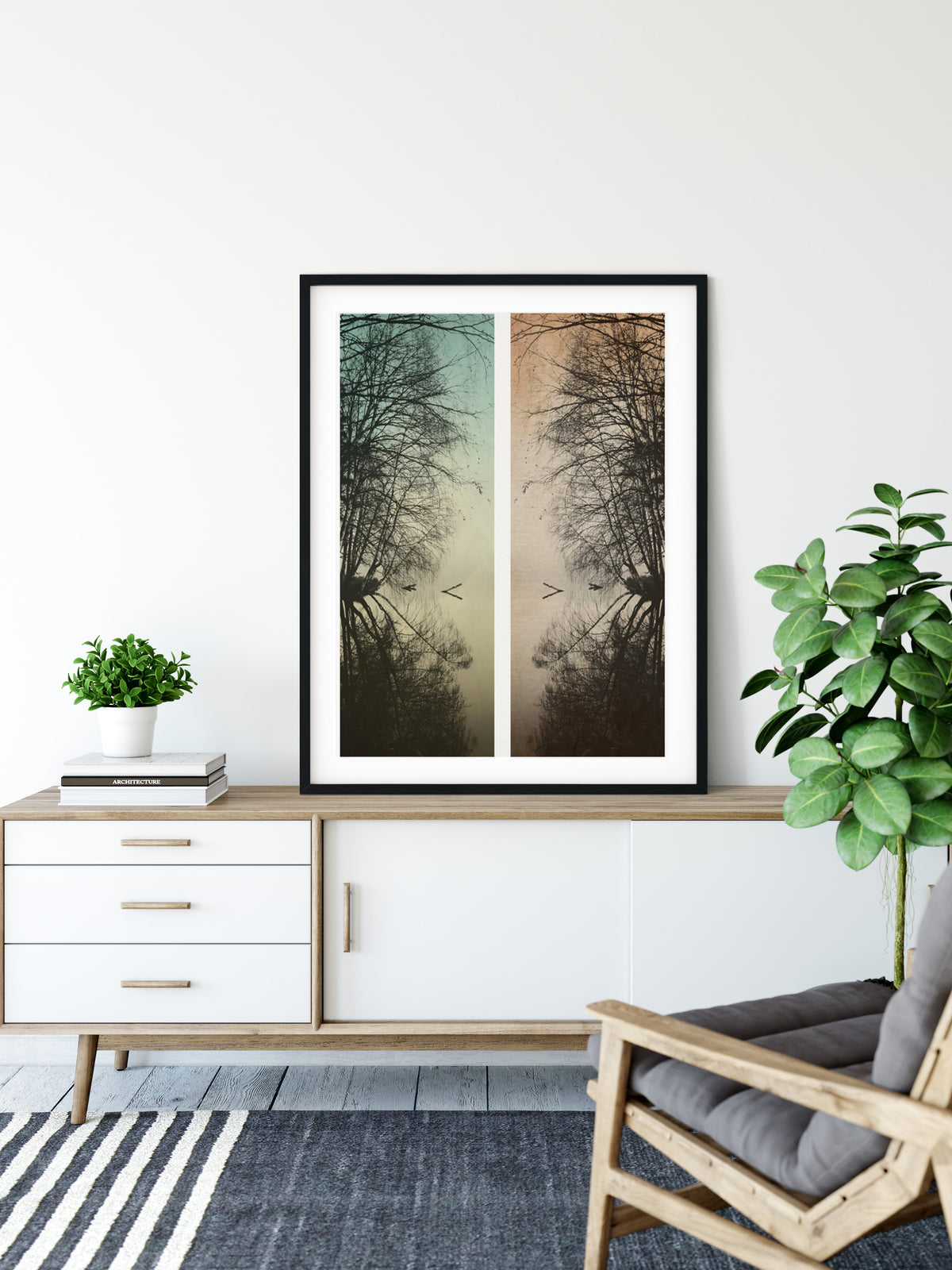 „Davor und Danach“ – gerahmte vertikale Kunstfotografie von Stanislav Shnaider in einem modernen, minimalistischen Interieur. Limitierte experimentelle Fotokunst mit zwei gegenübergestellten Waldmotiven in Grün- und Ockertönen, Format 50 × 70 cm.