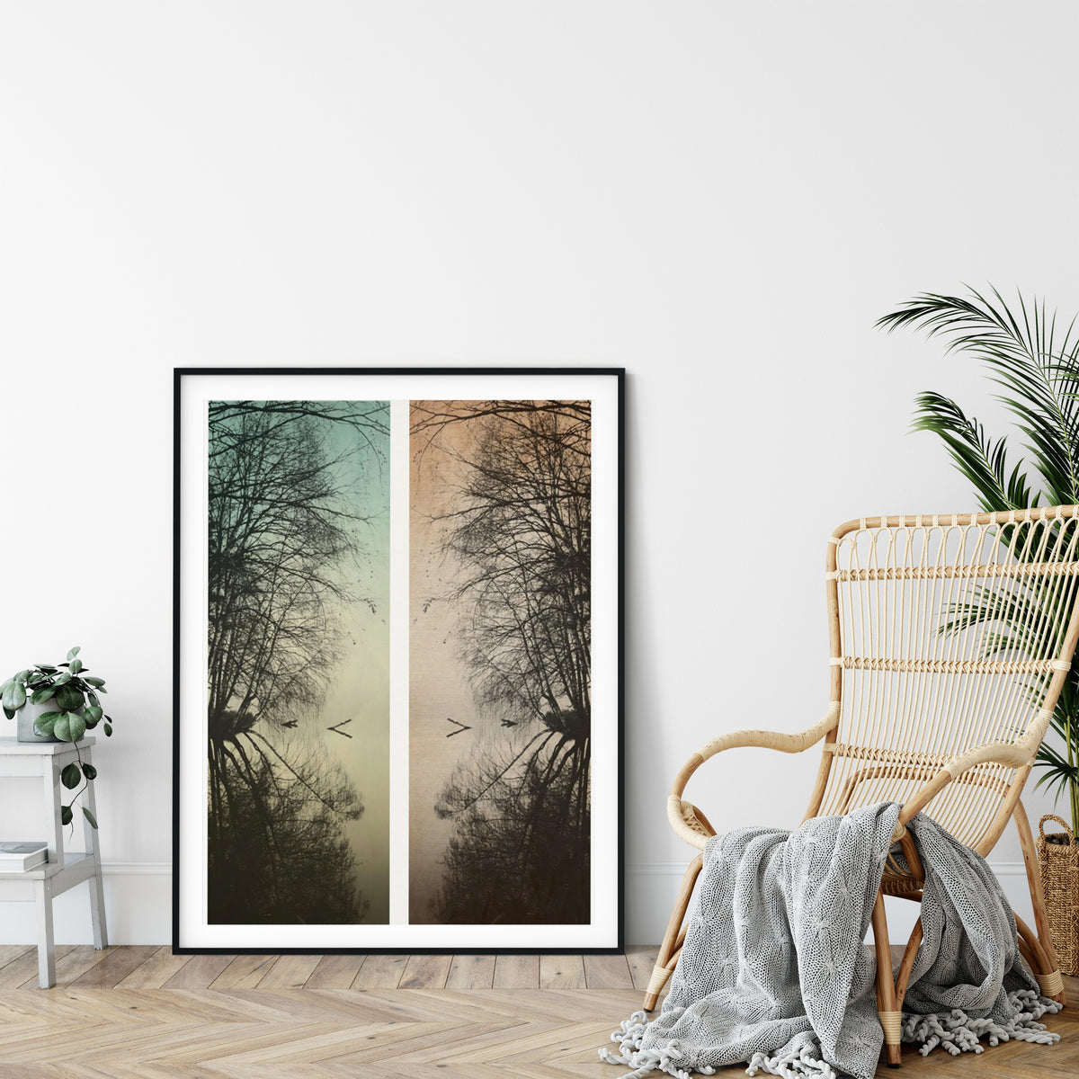„Davor und Danach“ – gerahmte vertikale Kunstfotografie von Stanislav Shnaider in einem hellen Interieur mit natürlichen Materialien. Limitierte experimentelle Fotokunst mit zwei gegenübergestellten Waldmotiven in Grün- und Ockertönen, Format 50 × 70 cm.