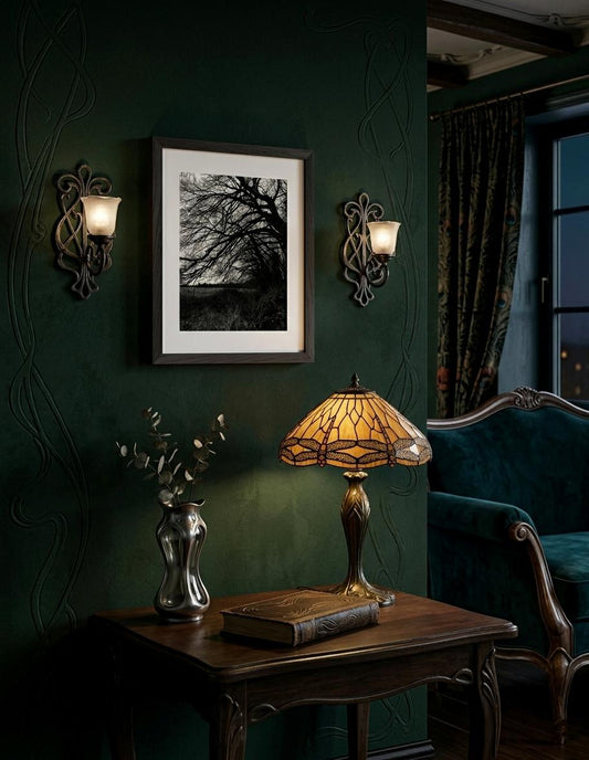 Gerahmte Schwarz-Weiß-Fotografie eines Baumes in einem stimmungsvollen dunklen Wohninterieur mit grüner Wand und warmem Licht.