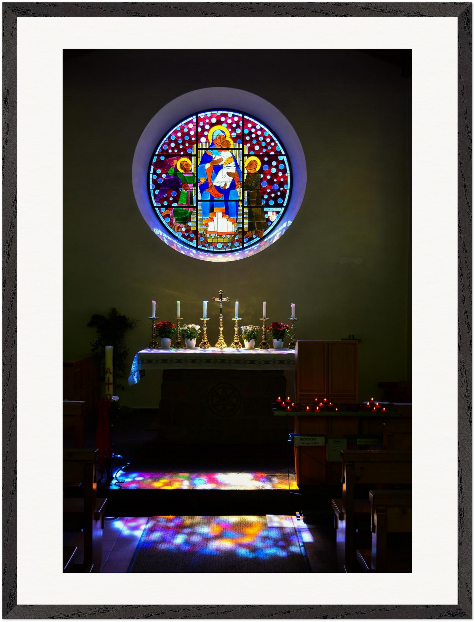 Fotografie eines Kircheninterieurs mit rundem Buntglasfenster, farbigen Lichtreflexionen und symmetrischer Komposition. Fine-Art-Fotografie von Stanislav Shnaider, gerahmt als hochwertiges Wandbild.