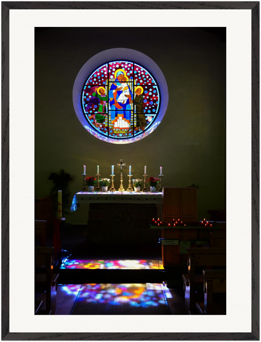 Fotografie eines Kircheninterieurs mit rundem Buntglasfenster, farbigen Lichtreflexionen und symmetrischer Komposition. Fine-Art-Fotografie von Stanislav Shnaider, gerahmt als hochwertiges Wandbild.