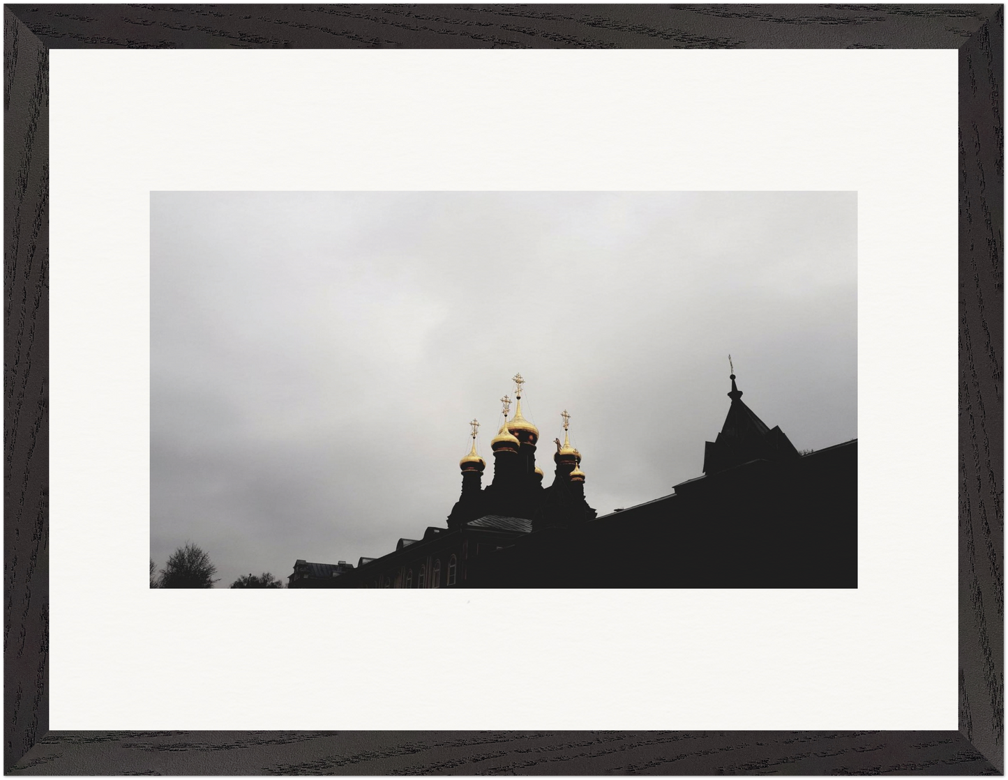 Fotografie vergoldeter Kuppeln einer orthodoxen Kirche mit kontrastreicher Silhouette und symbolischer Darstellung einer flüchtigen Erscheinung, gerahmt als Fine-Art-Werk von Stanislav Shnaider.