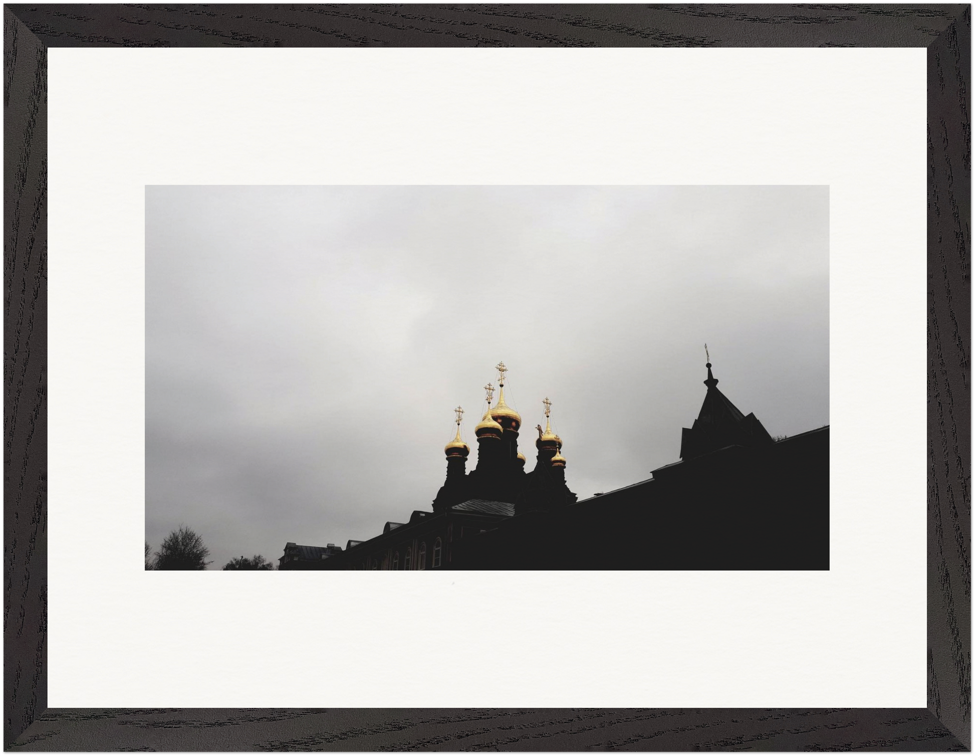 Fotografie vergoldeter Kuppeln einer orthodoxen Kirche mit kontrastreicher Silhouette und symbolischer Darstellung einer flüchtigen Erscheinung, gerahmt als Fine-Art-Werk von Stanislav Shnaider.