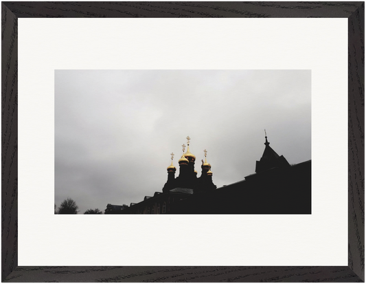 Fotografie vergoldeter Kuppeln einer orthodoxen Kirche mit kontrastreicher Silhouette und symbolischer Darstellung einer flüchtigen Erscheinung, gerahmt als Fine-Art-Werk von Stanislav Shnaider.