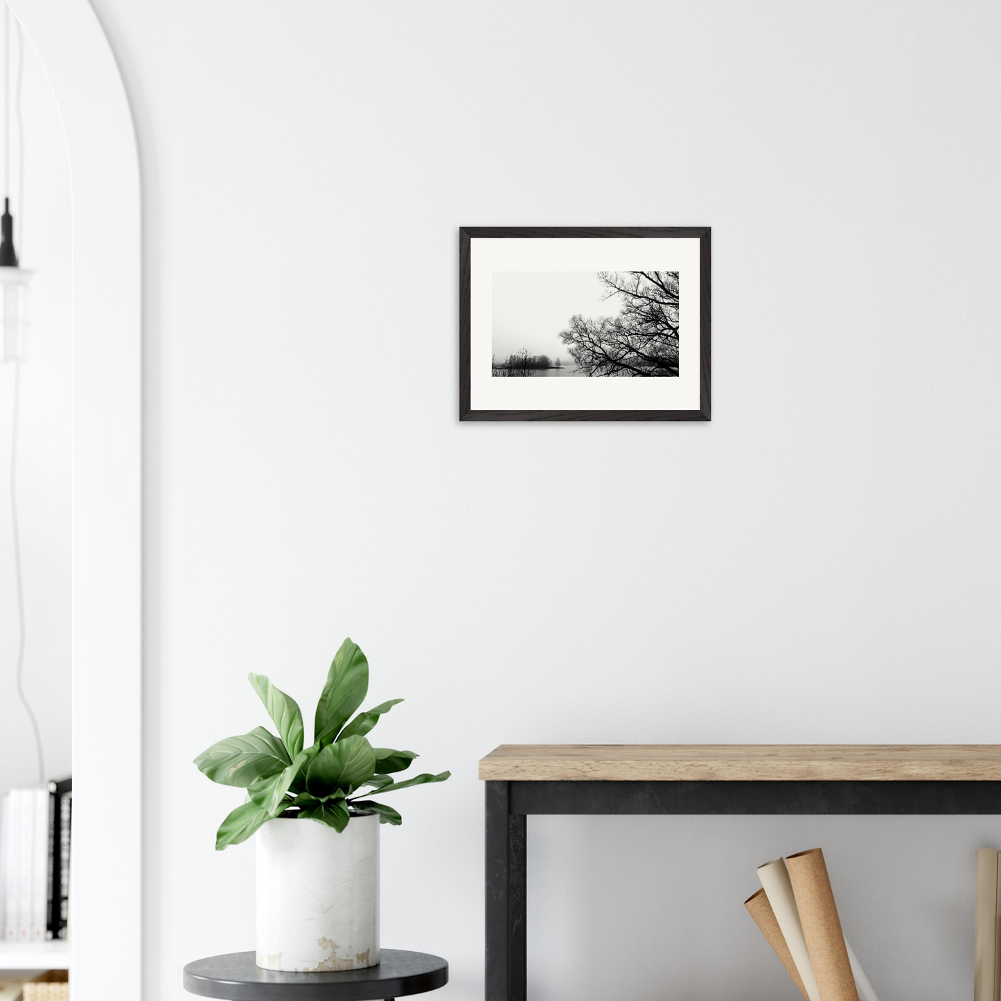 Gerahmtes Kunstwerk Fragment einer Abwesenheit in hellem modernem Interieur.