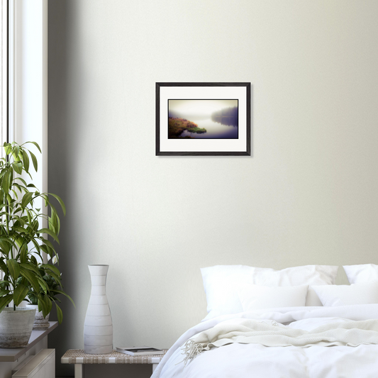 Gerahmte Fotografie eines Waldsees im Nebel in einem hellen Schlafzimmerinterieur mit ruhiger Atmosphäre und natürlichen Farbtönen.