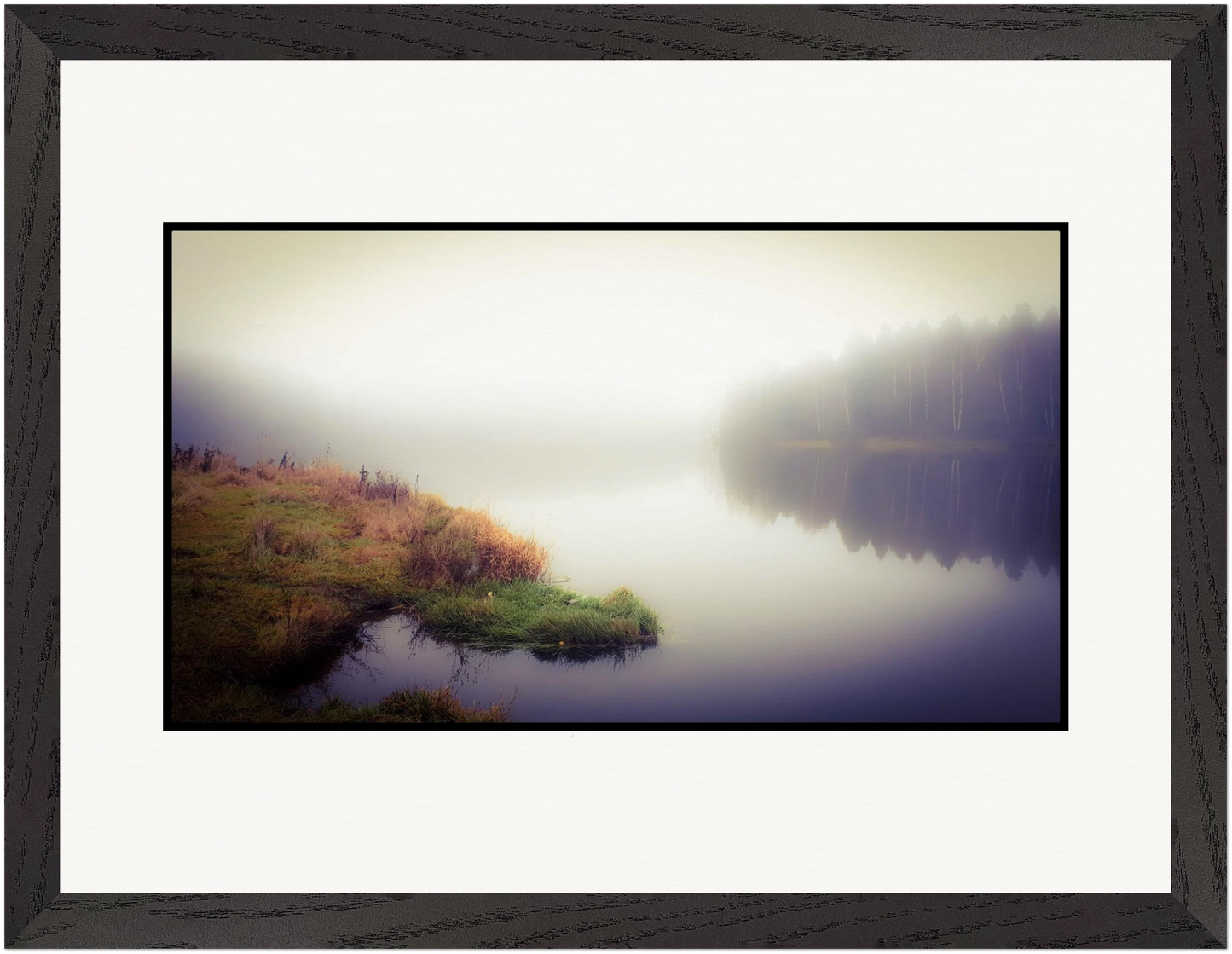 Fotografie eines Waldsees im Nebel mit kontrastreicher Darstellung von Nähe und Ferne sowie symbolischem Gleichgewicht, gerahmt als Fine-Art-Werk.