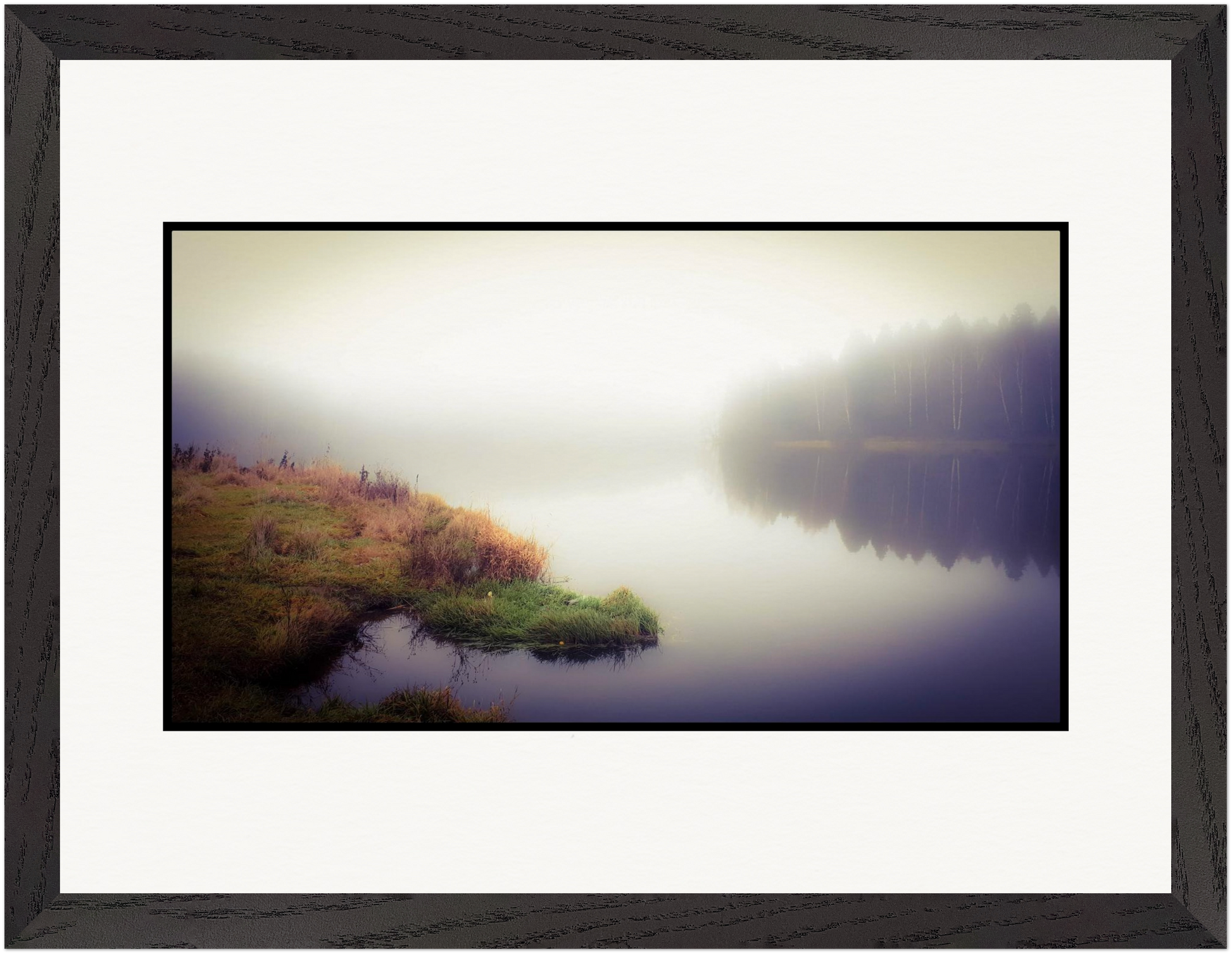 Fotografie eines Waldsees im Nebel mit kontrastreicher Darstellung von Nähe und Ferne sowie symbolischem Gleichgewicht, gerahmt als Fine-Art-Werk.