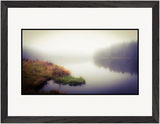 Fotografie eines Waldsees im Nebel mit kontrastreicher Darstellung von Nähe und Ferne sowie symbolischem Gleichgewicht, gerahmt als Fine-Art-Werk.