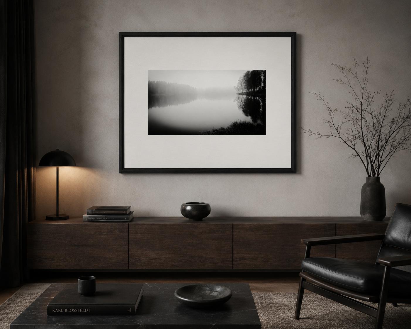 Gerahmte Schwarz-Weiß-Fotografie eines Waldsees in modernem Designinterieur.