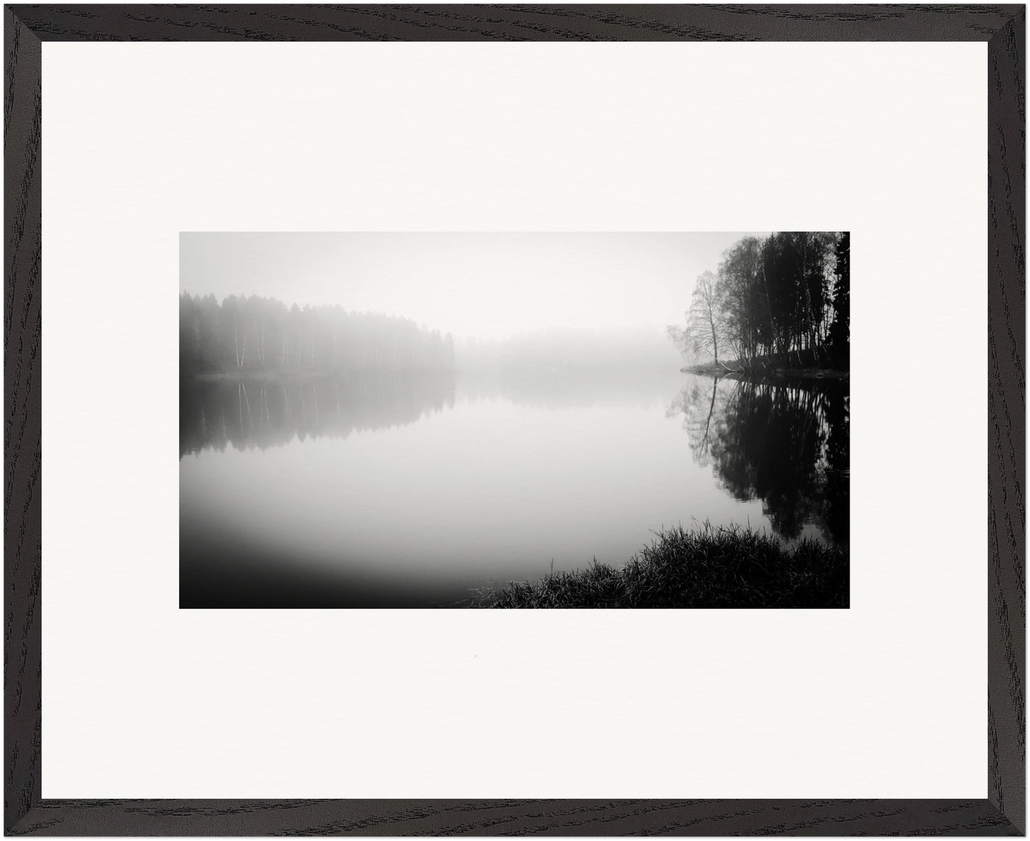 Gerahmte Schwarz-Weiß-Fotografie eines Waldsees in dekorativem schwarzem Rahmen.