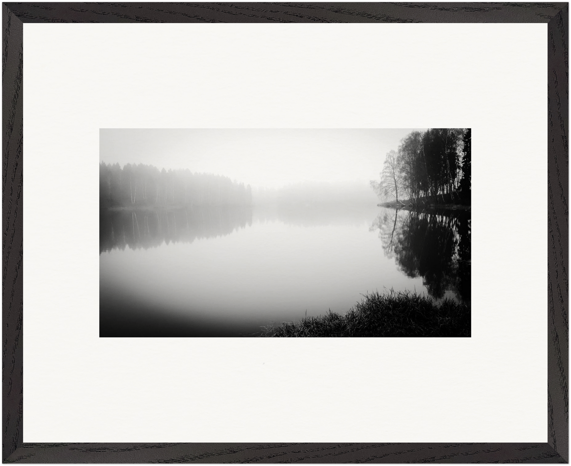Gerahmte Schwarz-Weiß-Fotografie eines Waldsees in dekorativem schwarzem Rahmen.