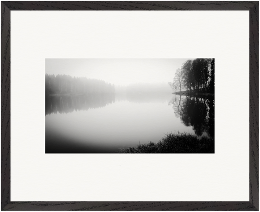 Gerahmte Schwarz-Weiß-Fotografie eines Waldsees in dekorativem schwarzem Rahmen.