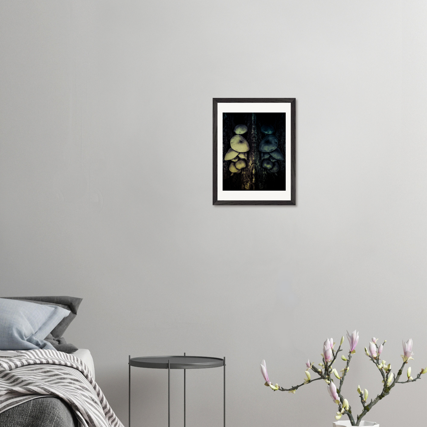Gerahmter Fine-Art-Fotografie mit surrealer Pilzkomposition als atmosphärische Wanddekoration im modernen Interieur.
