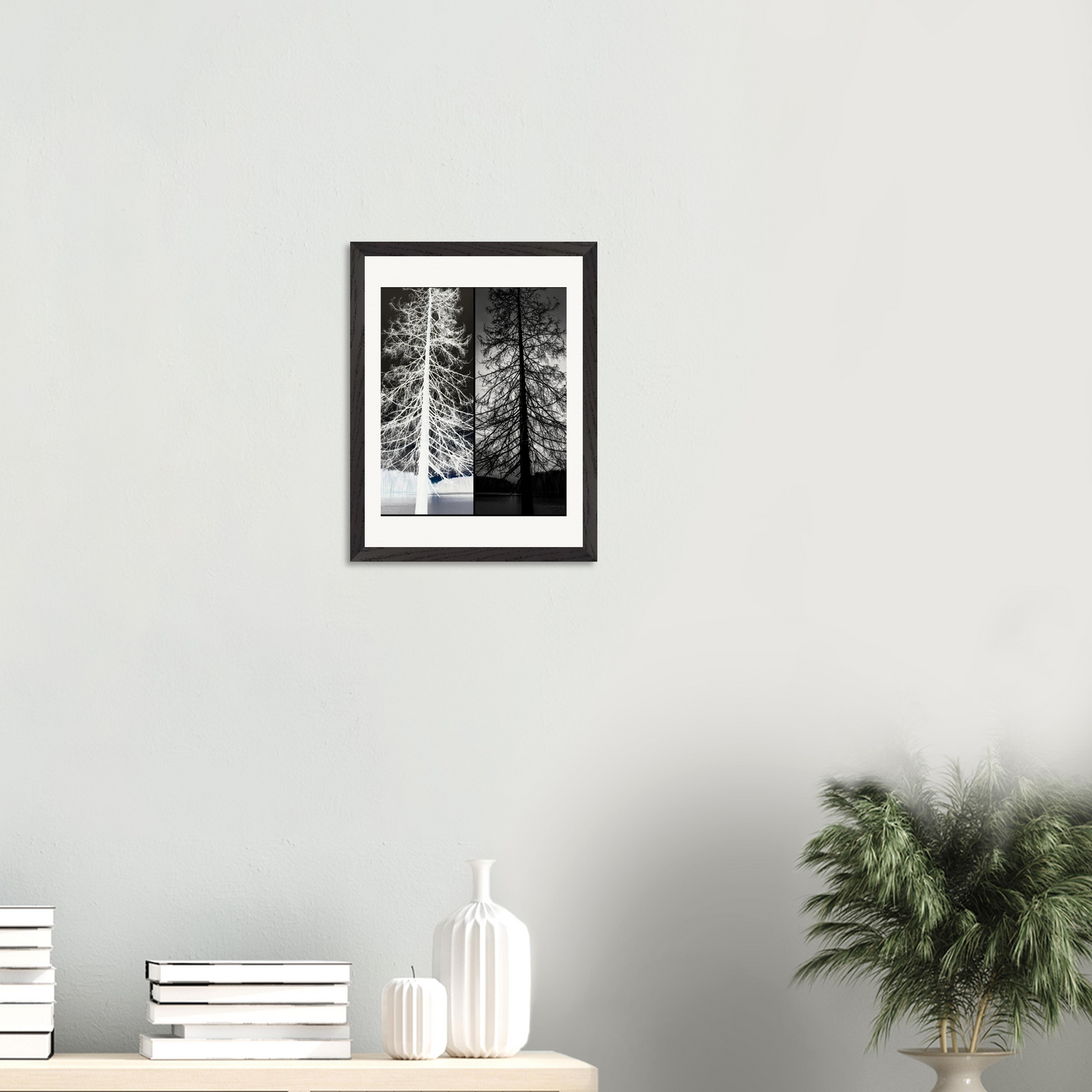 Gerahmte Fine-Art-Fotografie mit invertierter Baumstruktur in kontrastreichen schwarz-weißen Tönen als moderne Wandkunst in hellem Wohnambiente.
