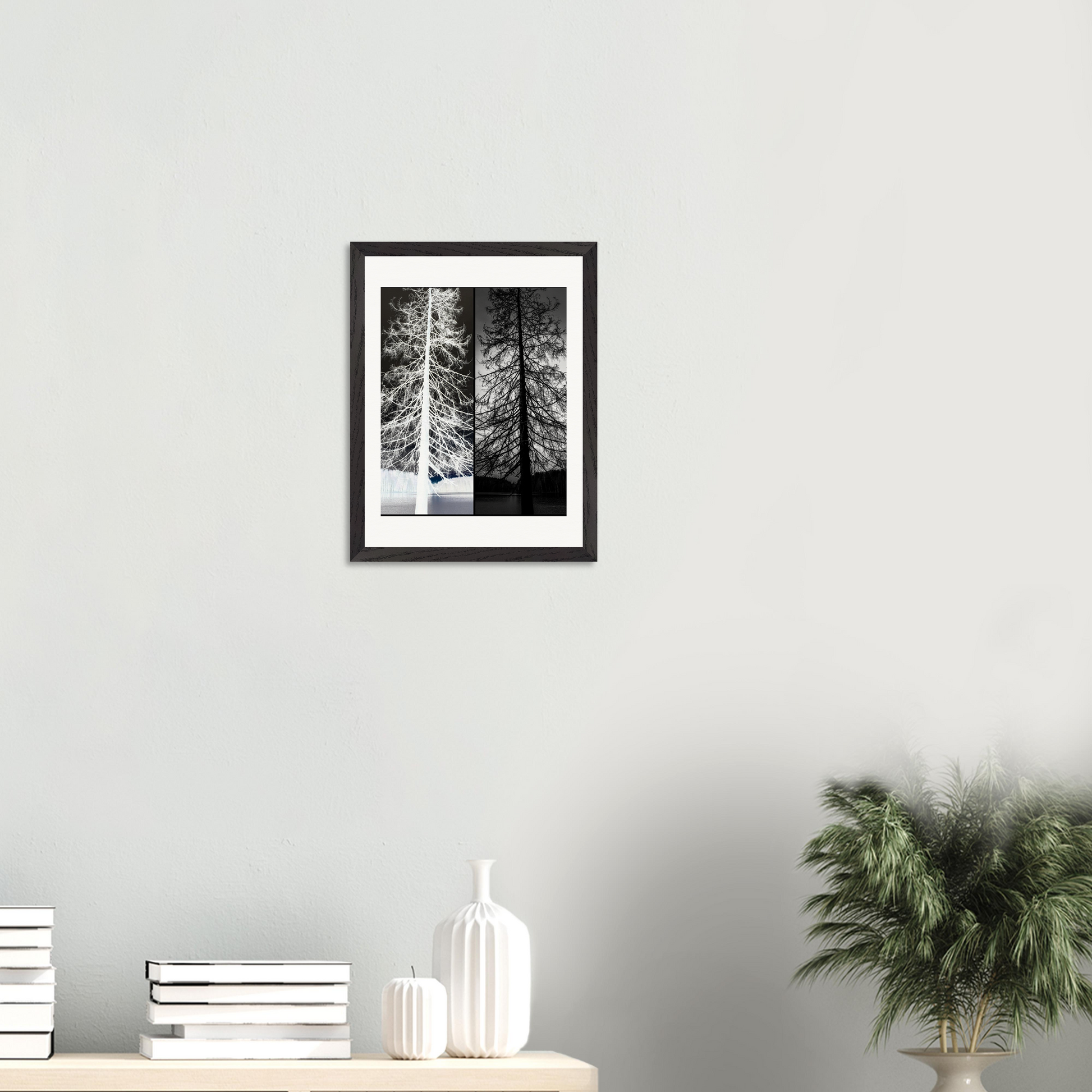 Gerahmte Fine-Art-Fotografie mit invertierter Baumstruktur in kontrastreichen schwarz-weißen Tönen als moderne Wandkunst in hellem Wohnambiente.