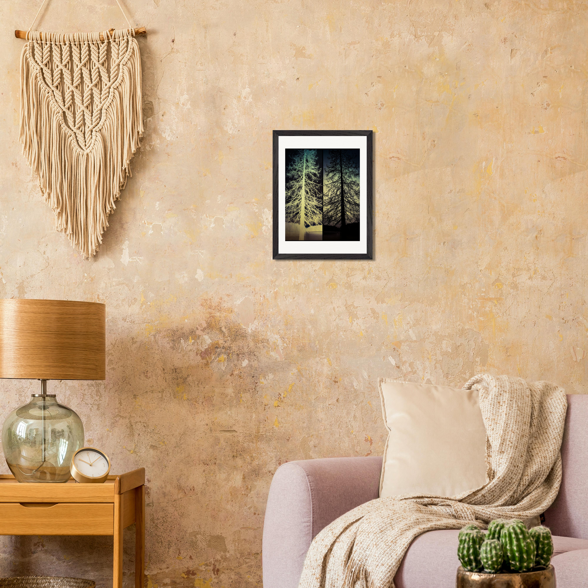 Gerahmte Fine-Art-Fotografie mit invertierter Baumstruktur als atmosphärische Wandkunst im Boho-Interieur.