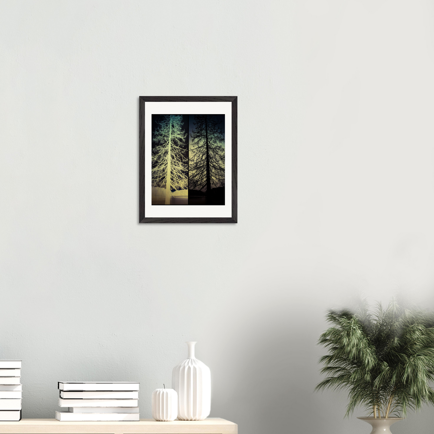 Gerahmter Fine-Art-Fotografie mit invertierter Baumfotografie als atmosphärische Wanddekoration in modernem Interieur.