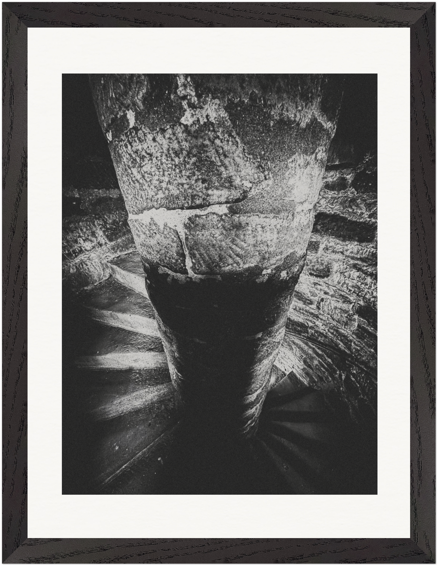 Schwarz-Weiß-Fotografie einer spiralförmigen Treppe mit abstrakter Perspektive und symbolischer Darstellung eines endlosen Kreislaufs, gerahmt als Fine-Art-Werk von Stanislav Shnaider.