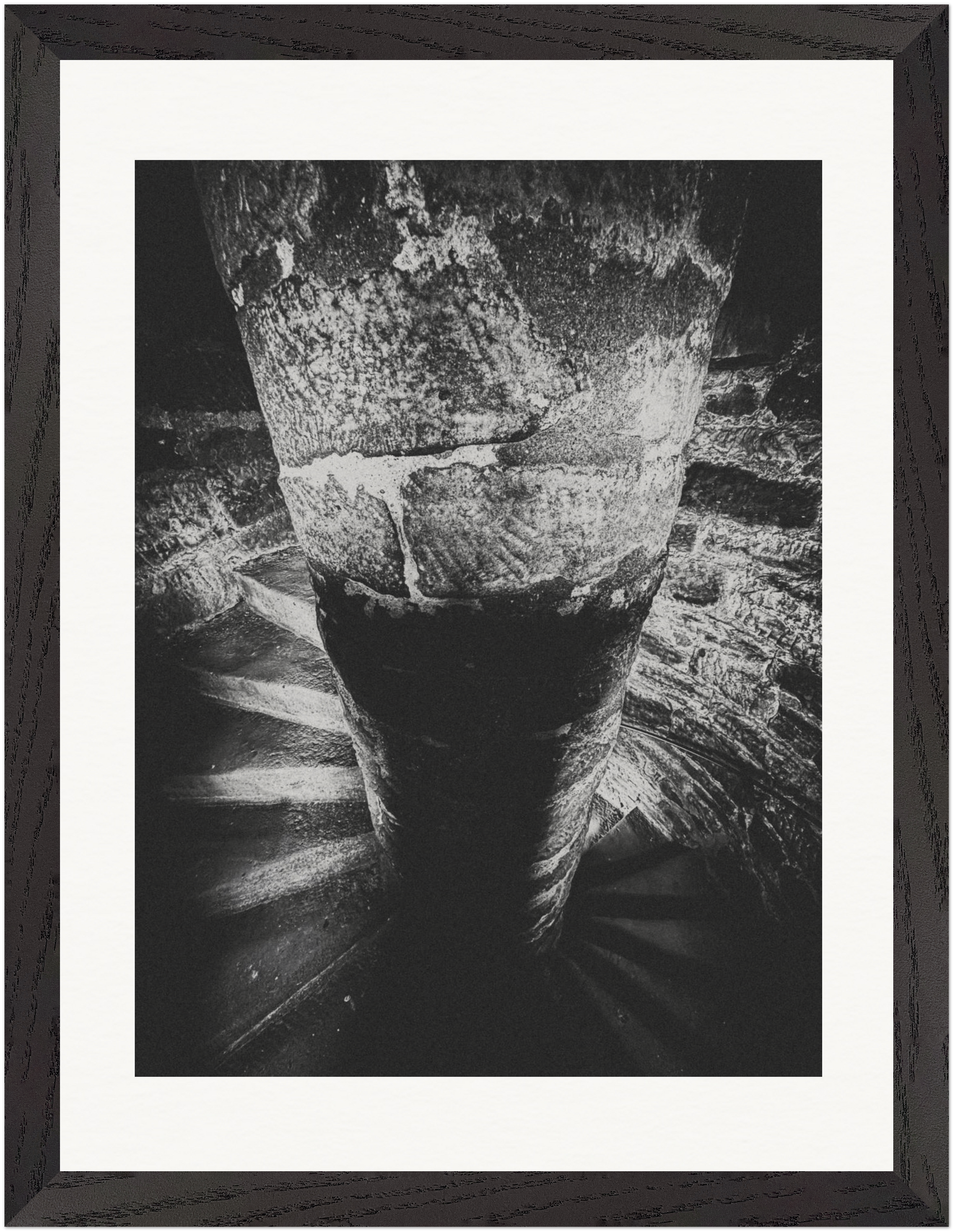 Schwarz-Weiß-Fotografie einer spiralförmigen Treppe mit abstrakter Perspektive und symbolischer Darstellung eines endlosen Kreislaufs, gerahmt als Fine-Art-Werk von Stanislav Shnaider.