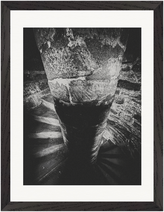 Schwarz-Weiß-Fotografie einer spiralförmigen Treppe mit abstrakter Perspektive und symbolischer Darstellung eines endlosen Kreislaufs, gerahmt als Fine-Art-Werk von Stanislav Shnaider.